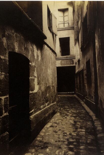 Patio, Rue Pavée nº 8, distrito 4º (1911), de Eugène Atget.