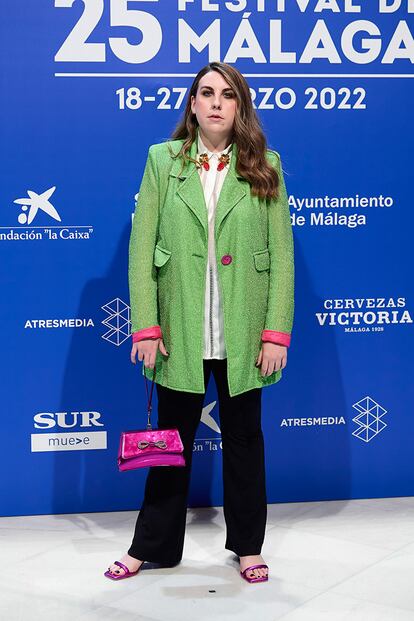 La cómica y guionista Carolina Iglesias, con americana de Maria Frances, pantalón de Gaudì y bolso rosa de Rinascimento.