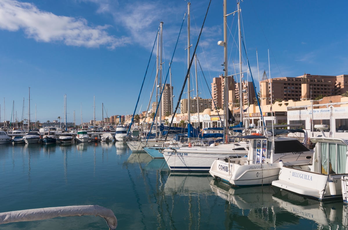 Ocho heridos tras una explosión de un barco en el puerto deportivo de Fuengirola