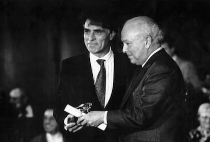 13 de noviembre de 1989 el presidente de PRISA, Jesús de Polanco, entrega el premio a Jesús Hermida en los premios Onda.