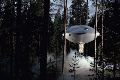 'The Ufo' es un hotel de la compañía 'Treehotel' ubicado en Harads (Suecia). Como su propio nombre indica, la arquitectura de la casa está inspirada en un ovni. Una idea totalmente diferente pensada para cobijar entre los árboles a un máximo de cinco personas.