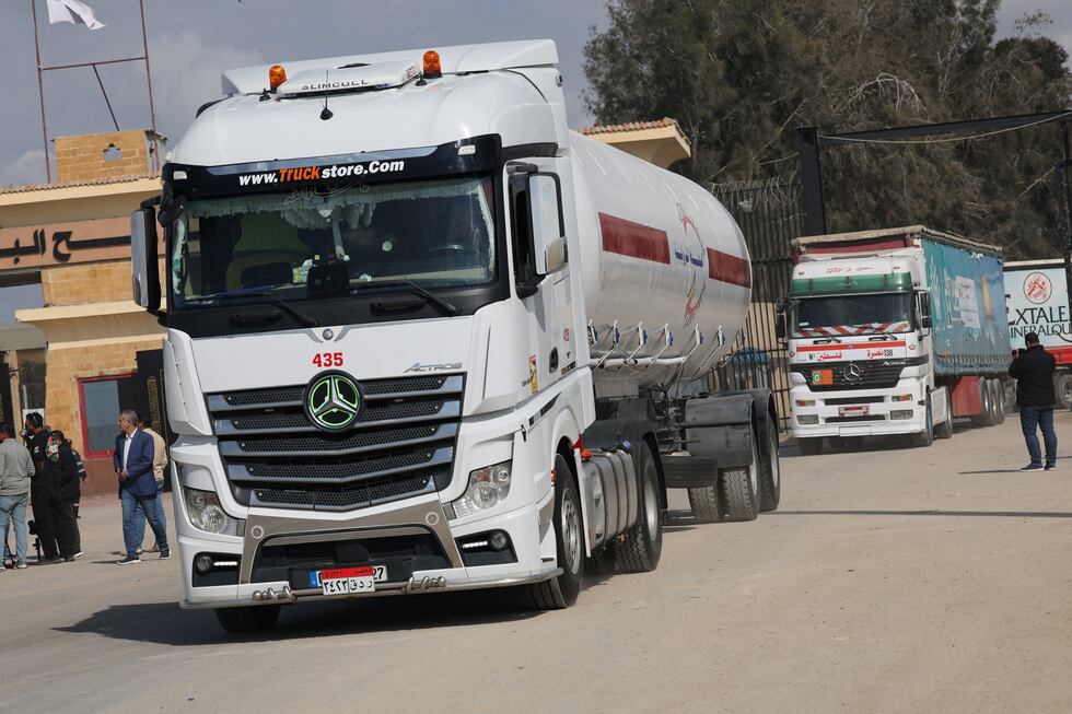 Un camin con ayuda humanitaria en el paso de Rafah, entre la Franja y Egipto, este martes. Rafah border crossing on the Egyptian side, amid a ceasefire between Israel and Hamas, in Rafah, Egypt, February 11, 2025. REUTERS/Amr Abdallah Dalsh