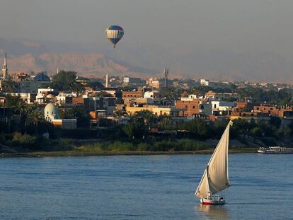 Una barca espera la llegada de turistas en el río Nilo, en el puerto de la ciudad egipcia de Luxor.