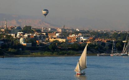 Una barca espera la llegada de turistas en el río Nilo, en el puerto de la ciudad egipcia de Luxor.