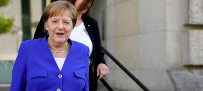 La líder de la Unión Cristianodemócrata (CDU), la canciller alemana, Angela Merkel, abandona el Reichstag, la sede del Parlamento federal alemán, en Berlín (Alemania).