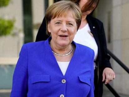 La líder de la Unión Cristianodemócrata (CDU), la canciller alemana, Angela Merkel, abandona el Reichstag, la sede del Parlamento federal alemán, en Berlín (Alemania).