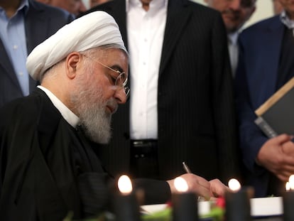 O presidente do Irã, Hasan Rohani, assina livro com nome das vítimas de queda de avião abatido elas Forças Armadas iranianas, em foto de divulgação desta quarta.