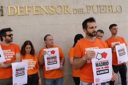 Afectados por la subida de los alquileres y activistas del Sindicato de Inquilinas protestan ante el Defensor del Pueblo, este martes en Madrid.