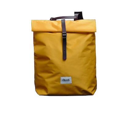 Mochila impermeable en color amarillo de Ölend (75 euros)