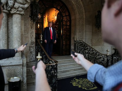 O então presidente Trump fala a jornalistas na porta da sua mansão Mar-a-Lago, após reunião com funcionários do Pentágono, em dezembro de 2020.