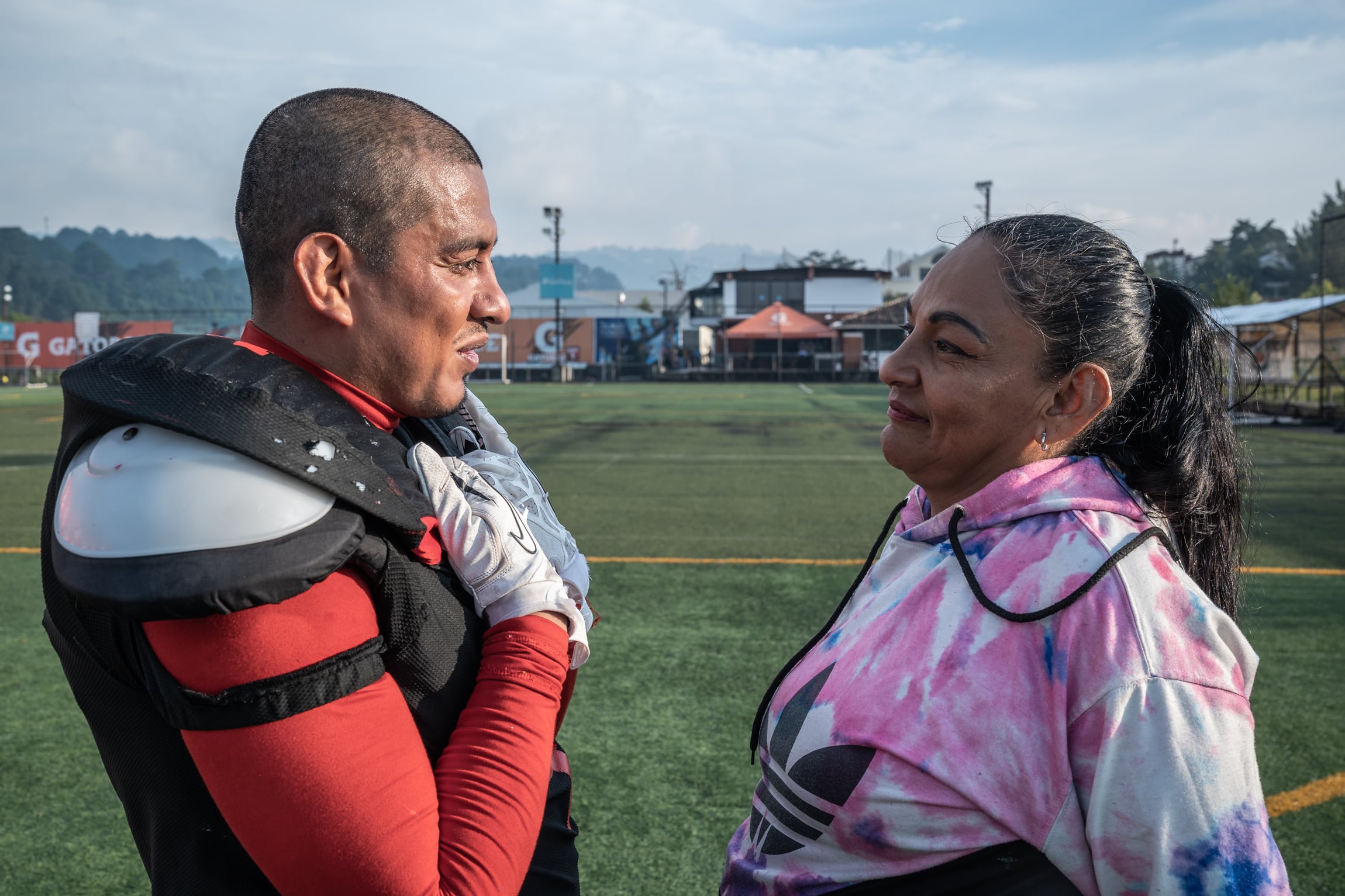 Osmín Tobar conversa con su madre en la cancha de fútbol americano en Ciudad Cayalá, Ciudad de Guatemala, el 5 de octubre de 2024.