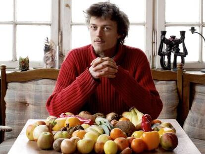 El alem&aacute;n Raphael Fellmer, cabecilla del movimiento &#039;Foodsharing&#039;, con el bot&iacute;n desechado.