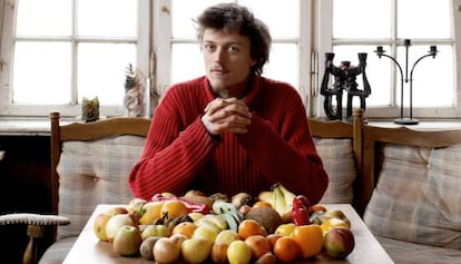 El alem&aacute;n Raphael Fellmer, cabecilla del movimiento &#039;Foodsharing&#039;, con el bot&iacute;n desechado.