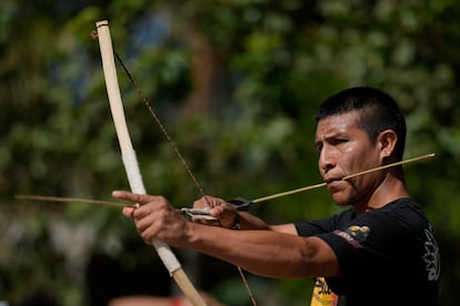 "Estamos contentos porque lo que está pasando es muy importante para compartir nuestra cultura, un poco de nuestro día a día, un poco de nuestro deporte con la gente no indígena, para que entiendan mejor lo que es ser indígena, romper con prejuicios," ha dicho Awa Tenondegua dos Santos, líder de una de las tribus que participaron en los Juegos. En la imagen, un atleta se prepara para disparar una flecha durante uno de los eventos de las Olimpiadas indígenas. 