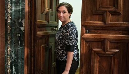 Colau entrant a la sala de plens de l'Ajuntament de Barcelona