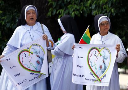 Monjas sostienen pancartas de bienvenida para el papa Francisco en el aeropuerto internacional de Yangon (Myanmar). 