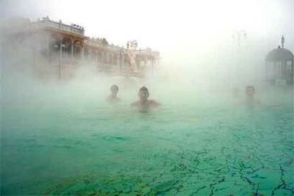 Piscina al aire libre, a 37 grados, en Széchenyi, el baño público con aires neobarrocos, construido en  los años diez y veinte del siglo XX, situado en el parque municipal de Budapest.