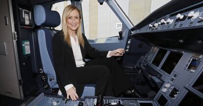 Cristina Cifuentes hoy en los hangares de Iberia.