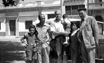 Alfons Quintà i el seu pare (esquerra), al costat de Vicens Vives (amb dos fills) i Josep Pla, als cinquanta.