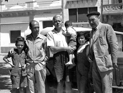 Alfons Quintà i el seu pare (esquerra), al costat de Vicens Vives (amb dos fills) i Josep Pla, als cinquanta.