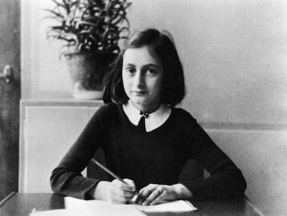 Ana Frank, haciendo los deberes a los 12 años en 1941.