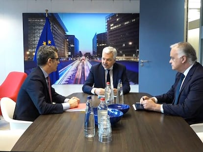 El comisario de Justicia europeo, Didier Reynders, entre el ministro de Presidencia y Justicia, Félix Bolaños (izquierda), y el vicesecretario de Acción Institucional del PP, Esteban González Pons, con quienes se reunió el día 31 en Bruselas para abordar la renovación del CGPJ.