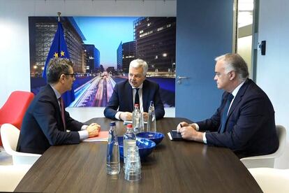 El comisario de Justicia europeo, Didier Reynders (centro), durante su reunión, el 31 de enero en Bruselas, con el ministro de la Presidencia, Félix Bolaños (izqda.), y el vicesecretario de Acción Institucional del PP, Esteban González Pons, para intentar iniciar un nuevo diálogo que desemboque en la renovación del Consejo General del Poder Judicial.
