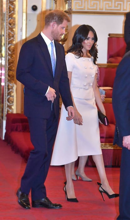 El último acto oficial de la duquesa ha sido en la ceremonia de jóvenes líderes de la Commonwealth ofrecida por la reina Isabel II el 26 de junio, donde ha acudido vestida de Prada