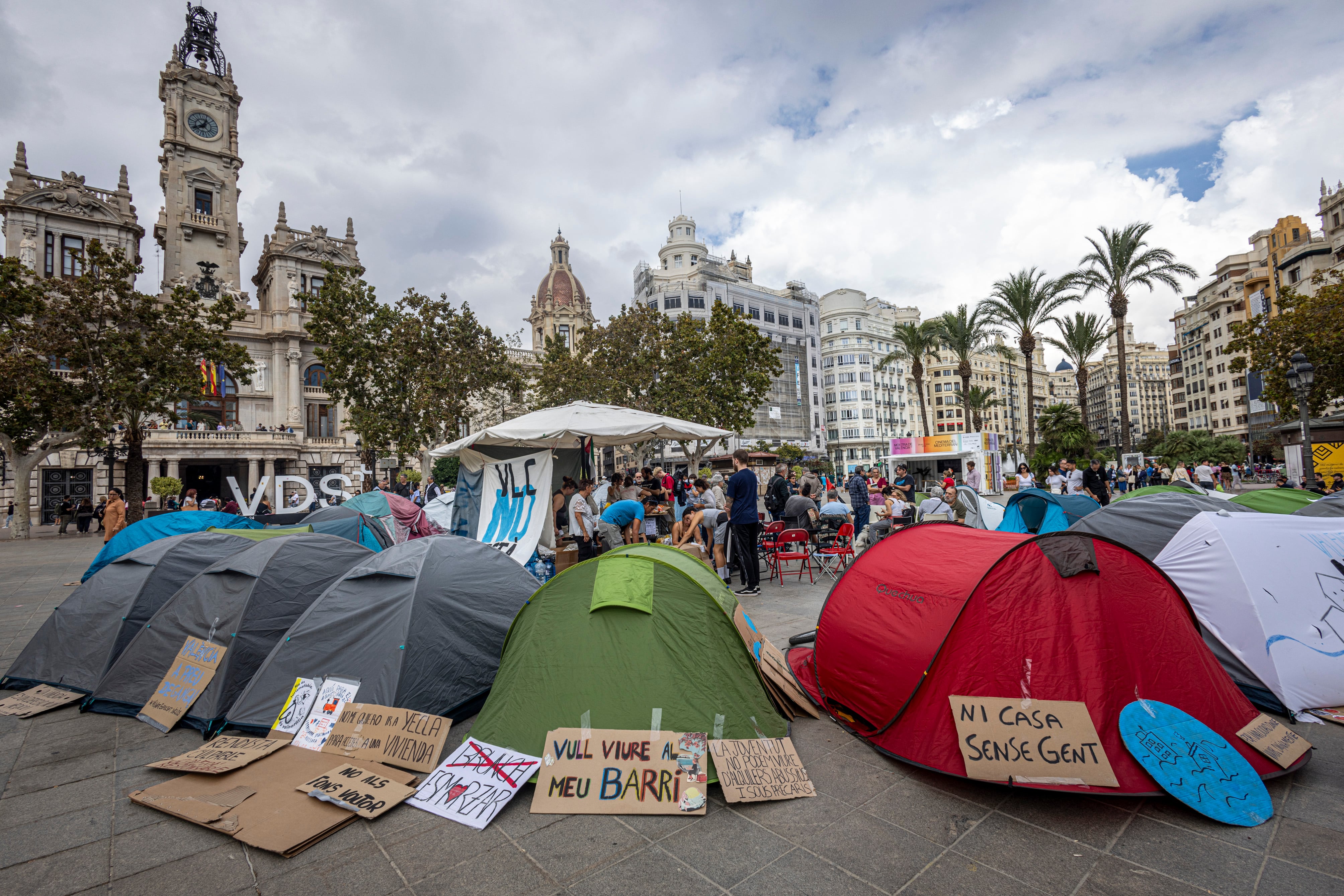 Los acampados por la vivienda de Valencia quieren prender en otras ciudades: “No solo afecta a los jóvenes”