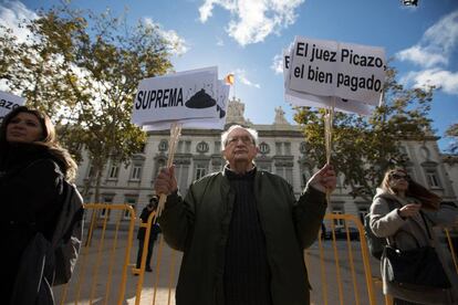 Manifestantes protestan contra la decisión del Tribunal Supremo.