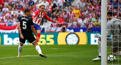 Griezmann bate a Rico para marcar el segundo gol del Atlético.
