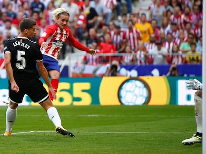 Griezmann bate a Rico para marcar el segundo gol del Atlético.