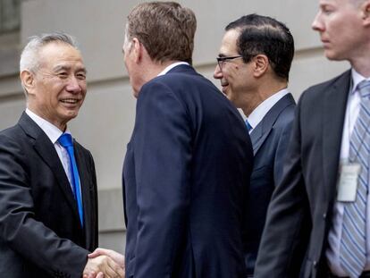Foto de la última reunión entre China y EE Uu en mayo. El viceprimer ministro chino Liu He,saluda al secretario del Tesoro, Steve Mnuchin y al   Representante de Comercio de Estados Unidos, Robert Lighthizer