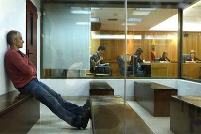 Javier García Gaztelu, <i>Txapote,</i> en la <i>pecera,</i> durante el juicio de ayer en la Audiencia Nacional.