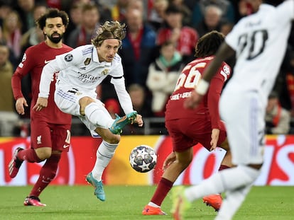 Luka Modric durante el partido del Real Madrid contra el Liverpool de la Champions League en Anfield, este martes.