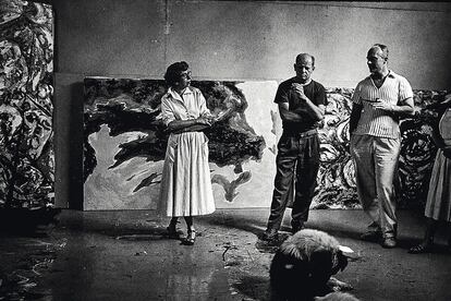 En 1949 la galería Sidney Janis montó la exposición Artistas: El hombre y su esposa, con obras de Lee Krasner y Jackson Pollock (en la imagen) o Max Ernst y Dorothea Tanning. Desde el título, que las presentaba con un papel secundario, "cualquier impresión de igualdad quedaba descartada", opina McCabe. "Antes del feminismo de los setenta, gran parte del arte creado por mujeres fue ignorado por historiadores y galerías, y todavía vemos ese impacto", añade.