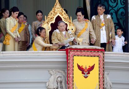 El rey Bhumibol y la reina Sirikit, con sus cuatro hijos en un acto de la corona. La reina tiene cogido de la mano al actual y polémico monarca de Tailandia.