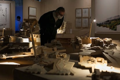 Una de las maquetas de proyectos del arquitecto Enric Miralles en el Saló del Tinell.