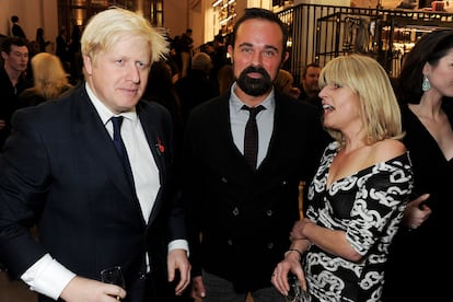 Boris Johnson, el 7 de noviembre de 2012, en Londres, con el editor del diario 'Evening Standard', Evgeny Lébedev, y su hermana Rachel Johnson.
