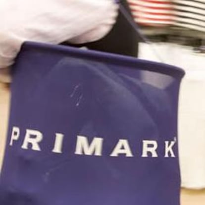 Un cliente con una bolsa de Primark