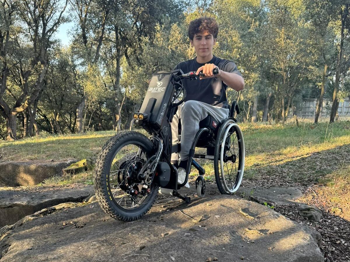 La lucha de Nani Roma y su hijo Marc, que tiene paraplejia y anda con un exoesqueleto