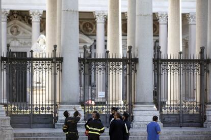 Personal de emergencias en el entorno de la basílica de San Pablo, en la ciudad del Vaticano (Roma).