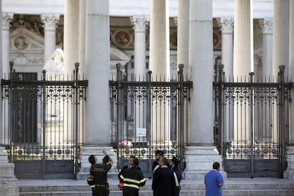 Personal de emergencias en el entorno de la basílica de San Pablo, en la ciudad del Vaticano (Roma).