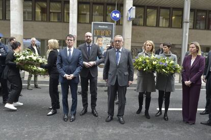 El primer ministro belga, Charles Michel (c-izq), acompañado por el presidente de la Comisión Europea, Jean-Claude Juncker (c); el primer ministro galo, Manuel Valls (3º izq), y la jefa de la diplomacia europea, Federica Mogherini (dcha), momentos antes antes de guardar un minuto, el día 23 de marzo.