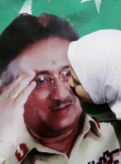 Una partidaria de Musharraf besa una fotografía del presidente durante una manifestación frente al edificio del Parlamento, ayer en Islamabad.