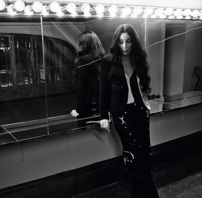 Cher, fotografiada por Bryan Adams para el calendario Pirelli 2022.