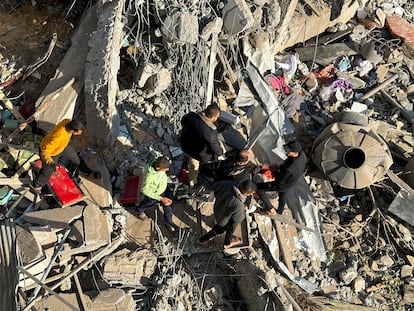 Palestinians gather at the site of an Israeli strike, amid the ongoing conflict between Israel and the Palestinian Islamist group Hamas, in Rafah, in the southern Gaza Strip, December 4, 2023