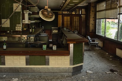 Los restos del hotel Fonfría, en la localidad de As Nogais (Lugo).
