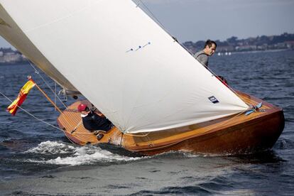 El Ian es un velero de madera, construido en 1929, que pertenece a la clase 6mR —con una eslora que oscila entre los diez y los once metros.