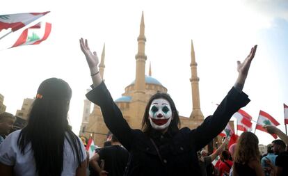 El rostro de Joker, popularizado por el estreno de la película homónima, es un icono global de las protestas, como esta en las calles de Beirut, en Líbano, el 19 de octubre de 2019. 